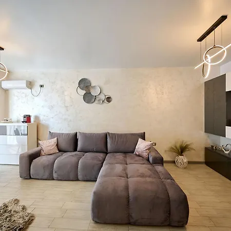 Maya Apartment- N Pools Apartment Mamaia